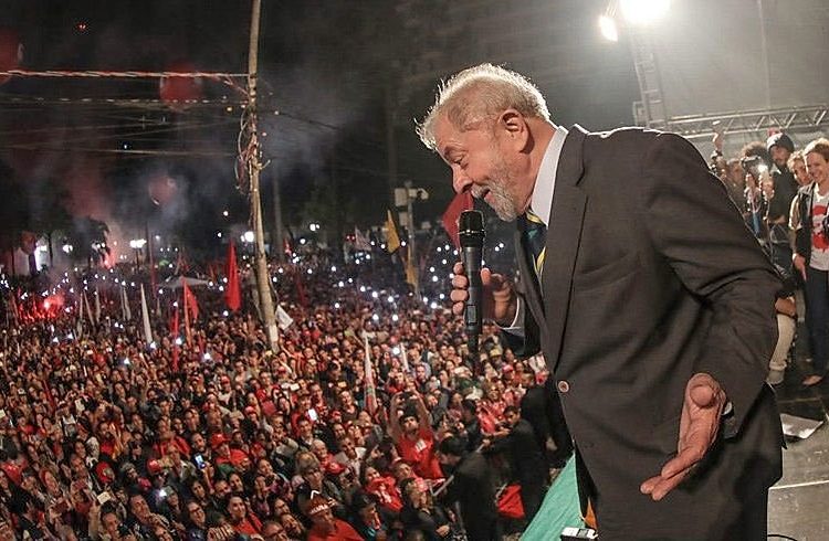 Lula reuniu cerca de 30 mil no centro de Curitiba após prestar depoimento no dia 10 de maio