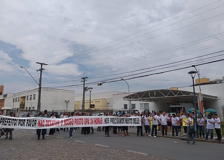 Comunidade se reúne na frente da UPA para protesto
