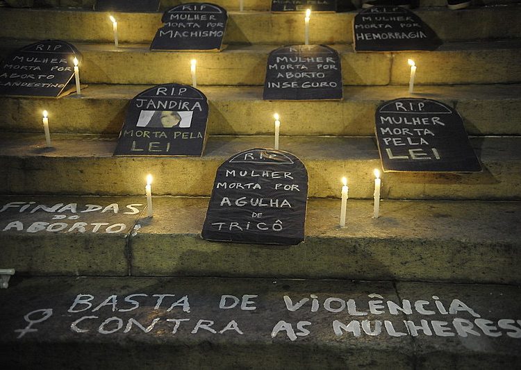 Denúncias podem ser feitas pelo número 180. As ligações são gratuitas e o serviço funciona 24 horas.