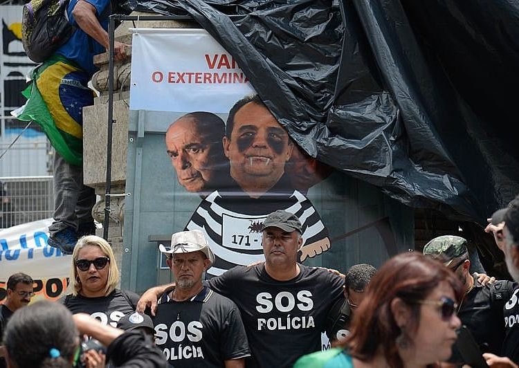 Nas últimas semanas, manifestantes protestaram em frente a Alerj contra o pacote do governo fluminense