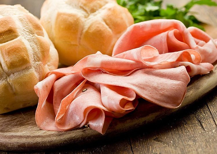 A primeira receita escrita de mortadela, aparece em um tratado de Vincenzo Tanara de 1644