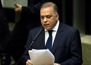 Quase metade dos tucanos votou contra relatório de Paulo Abi-Ackel, deputado pelo PSDB mineiro