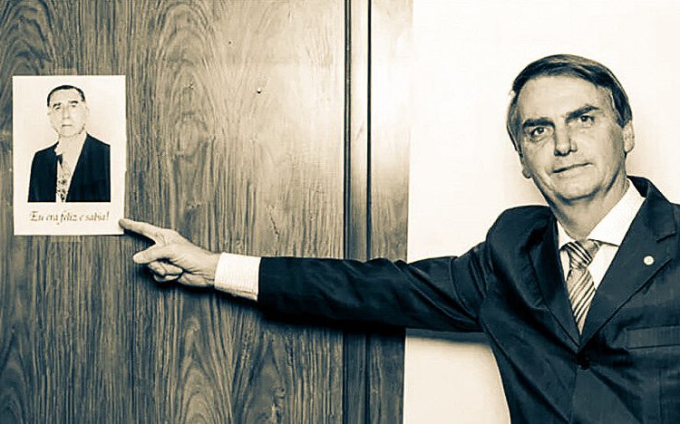 Bolsonaro aponta para placa com foto do general Emílio Garrastazu Médici, presidente da ditadura entre 1969 e 1974: "Eu era feliz e sabia"