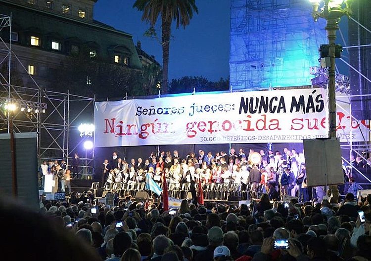 Na cidade de Buenos Aires, uma multidão se reuniu por justiça aos crimes da ditadura