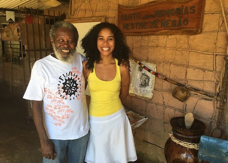 Mestre Zé Negão e Patrícia Araujo, integrante do Coletivo Laia, junto ao Canto das Memórias Zé Negão, na casa do Mestre