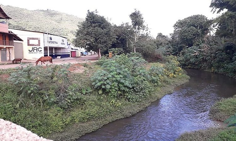 Caso a barragem se rompa, o Rio São João, que passa pela cidade, inclusive pelo centro comercial, é possível rota da lama tóxica