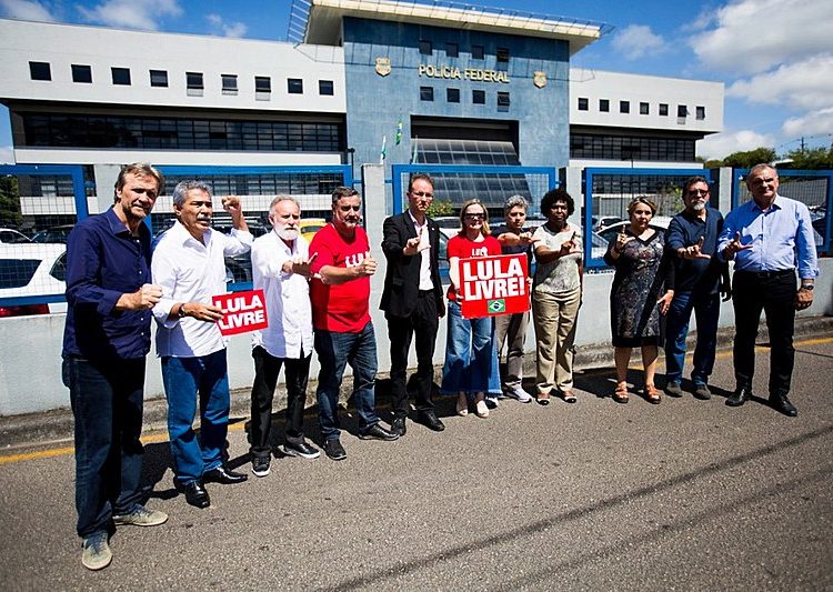 Parlamentares petistas participaram de manifestação em frente à PF para defender a liberdade do ex-presidente