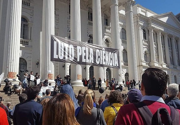 Mais de mil pessoas se reuniram na praça contra os cortes de verbas da Capes
