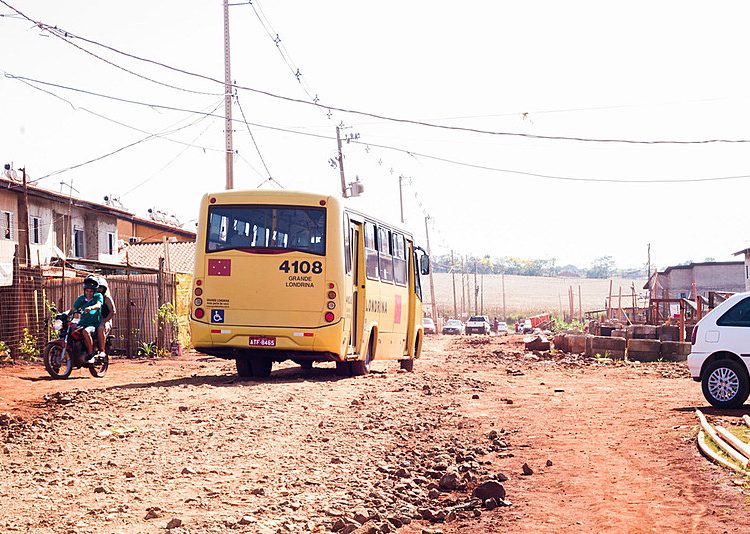Antes da chegada da linha de ônibus, moradores tinham que caminhar quase 4 km em meio ao barro até chegar a alguns pontos.