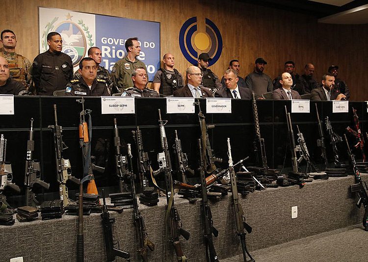 Compete ao governador autorizar determinados armamentos e alguns de seus modos de uso.