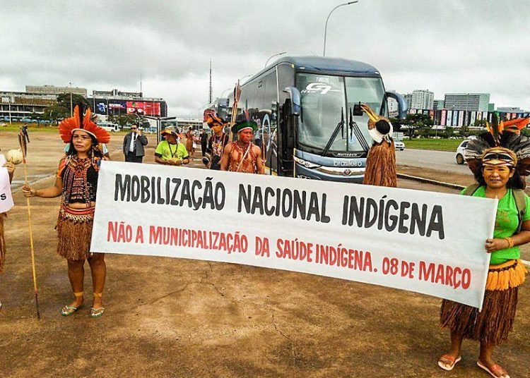 Indígenas marcharam em Brasília no primeiro semestre deste ano em razão do desmonte da saúde.