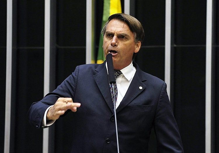 Bolsonaro votou a favor da reforma trabalhista, que permitiu a flexibilização de direitos como jornada de trabalho e horário de descanso