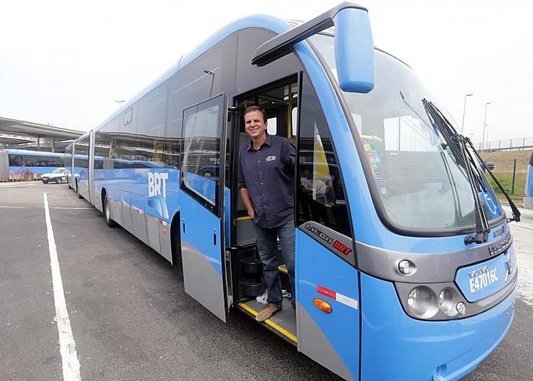O ex-prefeito Eduardo Paes durante entrega de ônibus biarticulados em 2014
