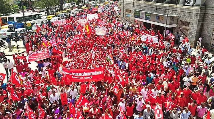 Protestos marcaram greve de dois dias na Índia com adesão massiva de trabalhadores de vários setores