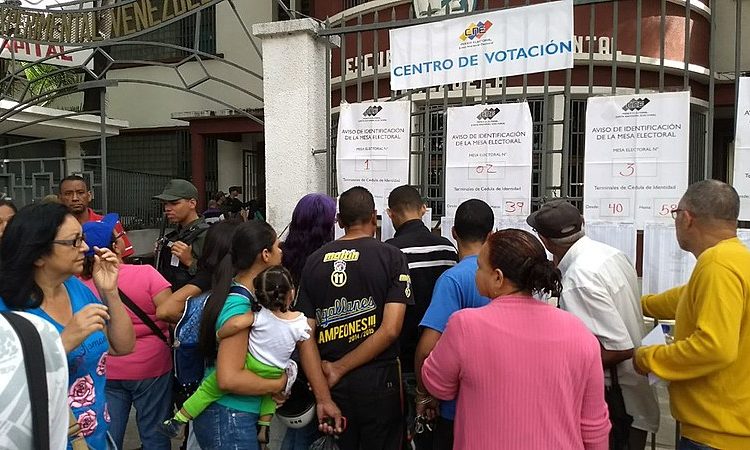 Desde o começo da manhã, milhares de venezuelanos comparecem aos centros de votação para eleger seu candidato constituinte