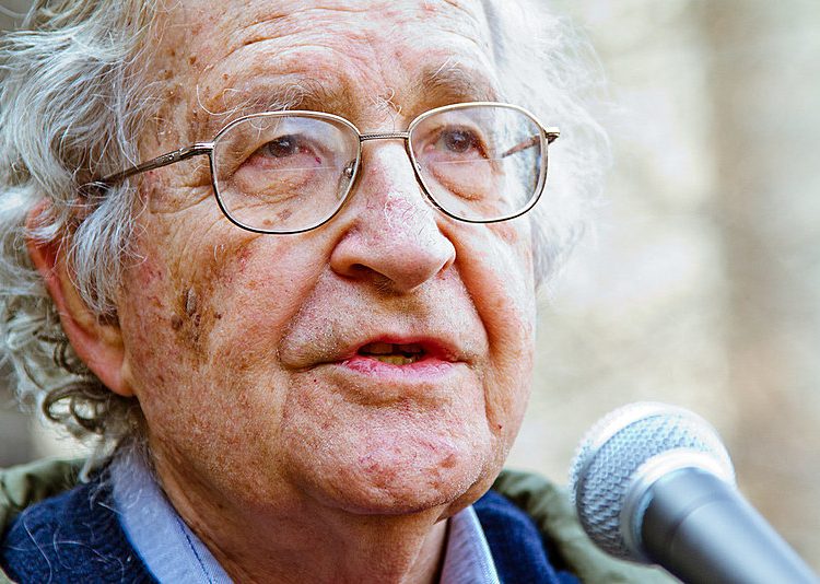 Noam homsky durante ato político nos Estados Unidos