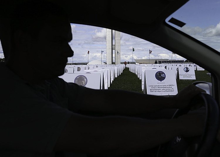 Motoristas do Uber protestam contra a votação do PL 5587/16, que trata da regulamentação dos serviços de transporte individual privado