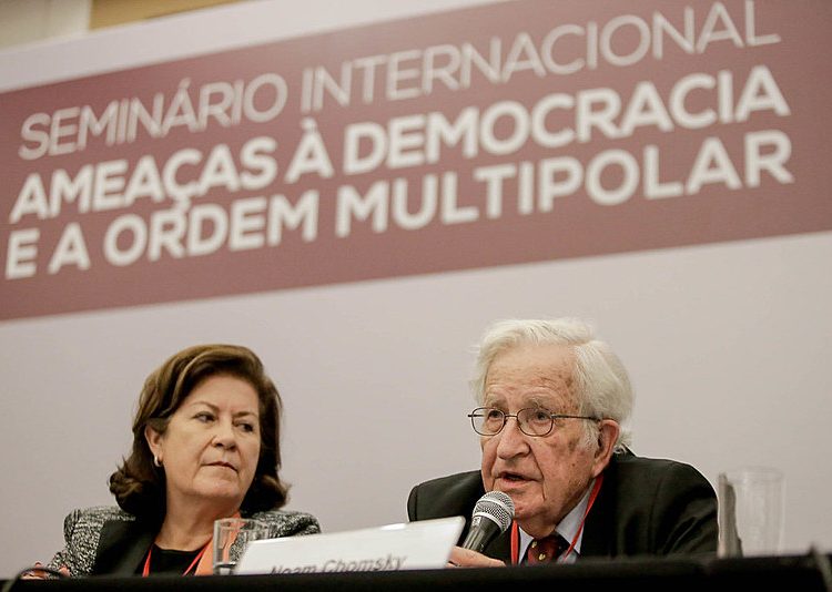 Noam Chomsky participou do debate "O progressismo e o neoliberalismo em um mundo em desenvolvimento"