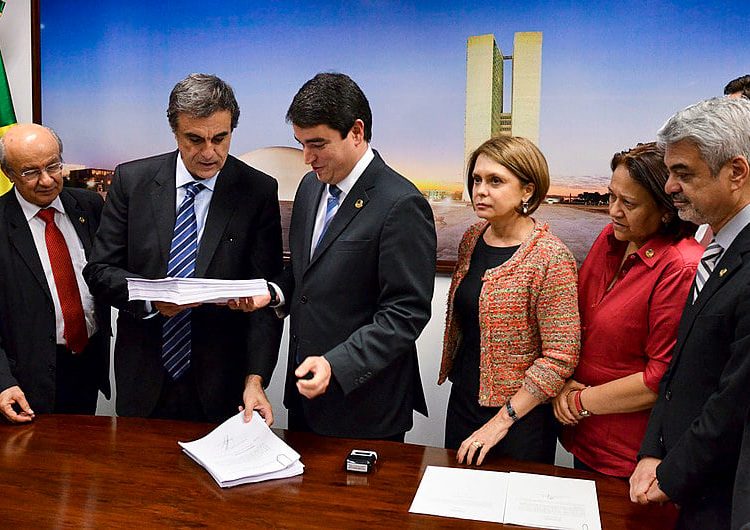 José Eduardo Cardoso protocola defesa de Dilma no Senado