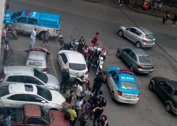 Segundo as informações da Divisão de Homicídios (DH), o veículo teria sido abandonado no local com o corpo deixado no banco do carona