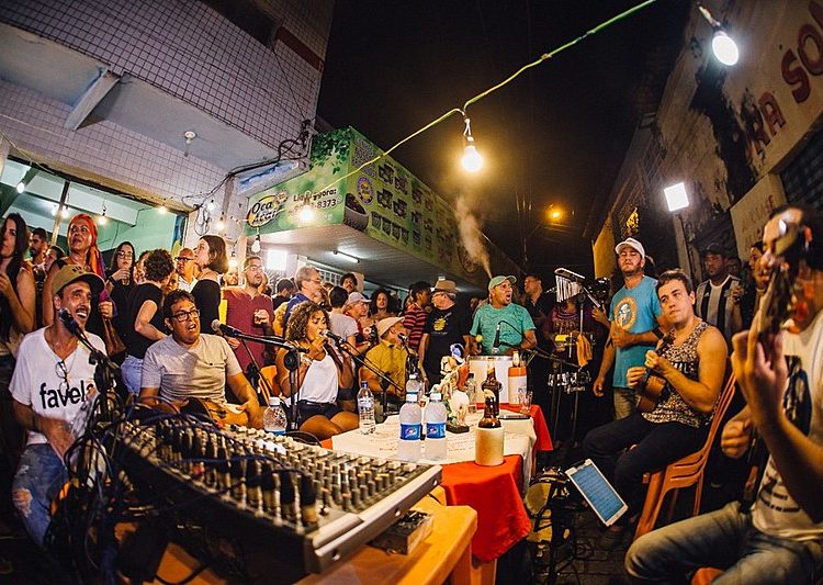 Movimento "Quinta que te quero Samba" é realizado nas proximidades do Beco da Lama, no bairro de Cidade Alta