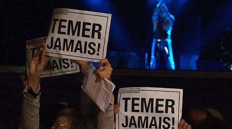 Protestos contra o presidente interino Michel Temer já são frequentes em shows no Brasil