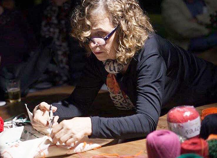 O primeiro trabalho foi uma enorme colcha de 83 quadradinhos bordados que entregariam a Marisa Letícia