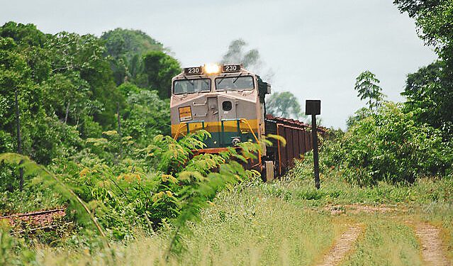 Trem da Vale que atravessa pela Terra Indígena Mãe Maria, em Marabá (PA), carregado de minérios e já matou 39 pessoas em oito anos