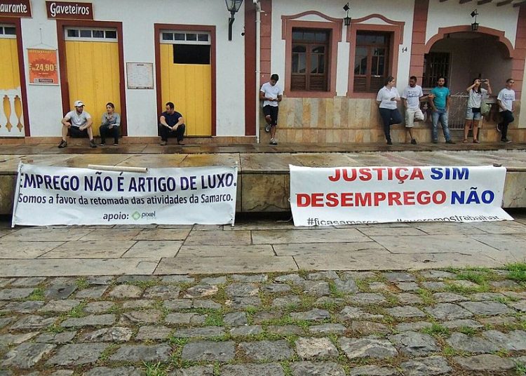 No dia 5 de novembro, trabalhadores protestam em Mariana por empregos