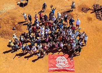 Projeto de construção de casas sustentáveis reúne militantes do MTST e voluntários do DF