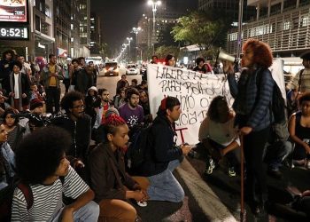 Manifestantes em ato nesta segunda (7), na Avenida Paulista, contra o "punitivismo seletivo" e pela liberdade de Rafael Braga