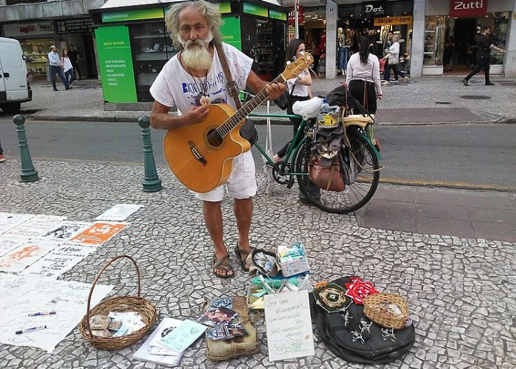 Plá toca na rua XV desde a década de 80.