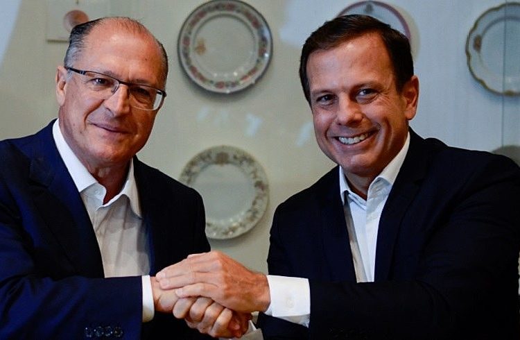 No mês de janeiro, prefeito de São Paulo (à dir.) não adquiriu remédios previstos no orçamentos municipal
