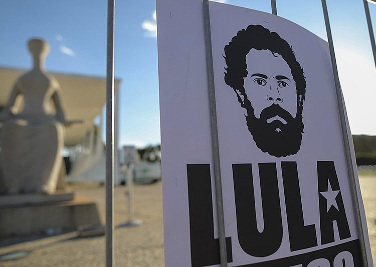 Contestada pela comunidade jurídica no Brasil e no exterior, prisão do ex-presidente Lula completa um ano no dia 7 de abril