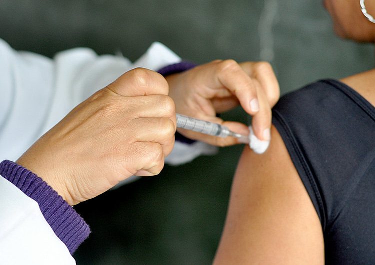 Um fator que precisa ser considerado é a descentralização do controle de endemias para os estados e municípios.