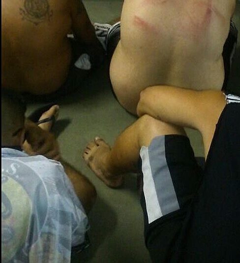 Torcedores do Corinthians apresentam sinais de tortura no dia da prisão após jogo no Maracanã