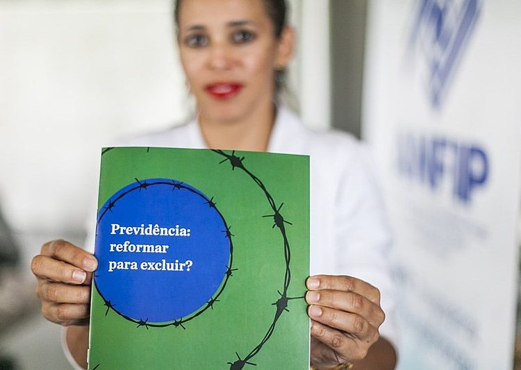 O estudo "Previdência: Reformar para Excluir?" foi organizado por um grupo de quase 50 especialistas