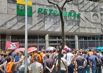 FUP REALIZA ATO EM APOIO À GREVE NA PETROBRAS