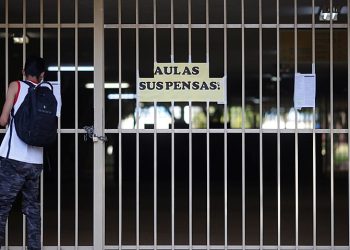 Cartaz de aulas suspensas