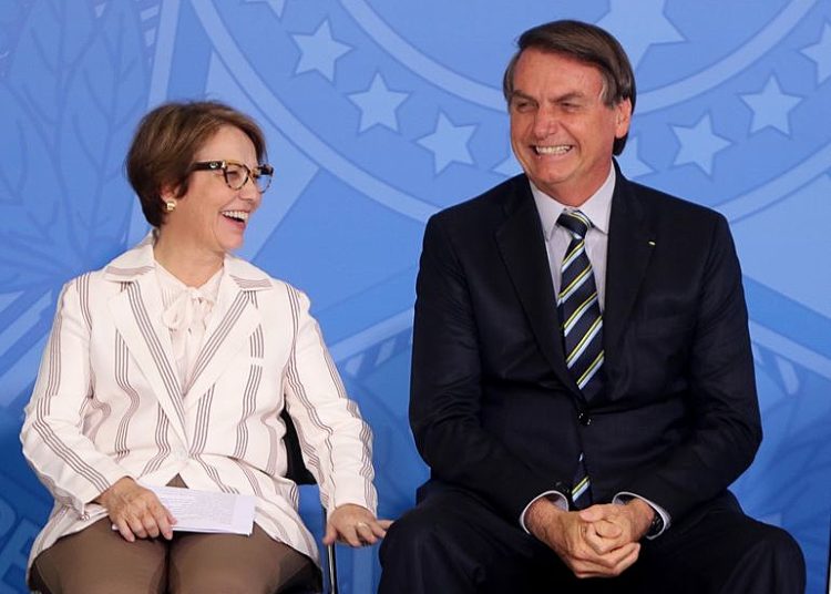 Em associação com ministra da Agricultura (à esq.), Bolsonaro tem autorizado diferentes benefícios fiscais e creditícios ao agronegócio