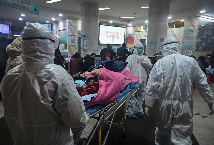 JANEIRO | Hospitais em Wuhan, na China, lotam com pessoas infectadas pelo recém descoberto vírus da covid-19
