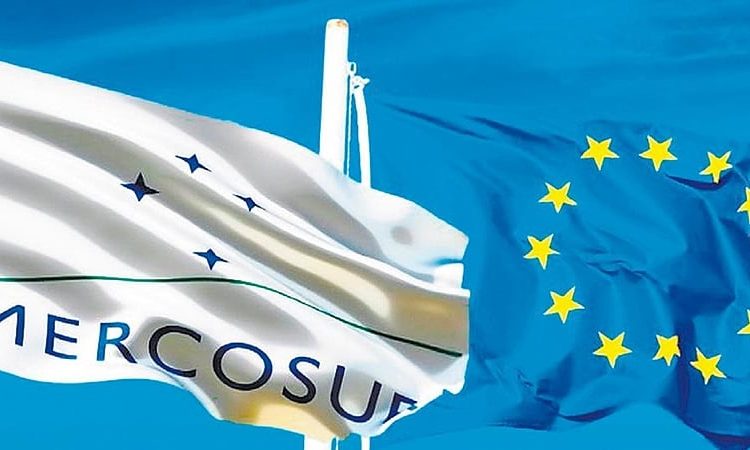 Bandeiras da União Europeia e Mercosul