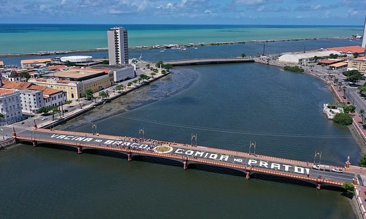"Vacina no braço, comida no prato": movimentos populares realizaram ação na Ponto Maurício de Nassau em Recife (PE), no sábado (1) Dia Internacional do Trabalhador