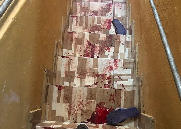 Sangue na escadaria de uma casa no Jacarezinho