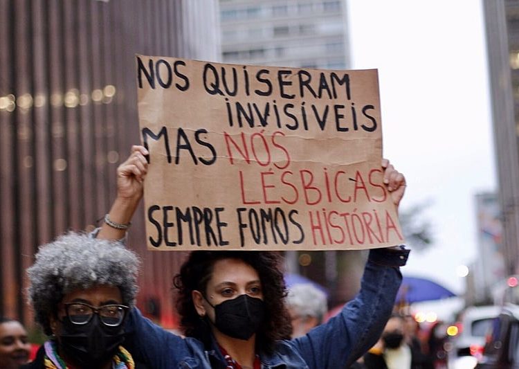 mulheres com cartazes