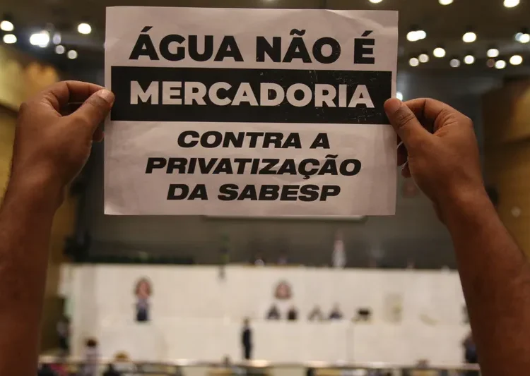 Sessão extraordinária na Assembleia Legislativa de São Paulo foi marcada por protestos contra a privatização da Sabesp nesta segunda-feira (04).