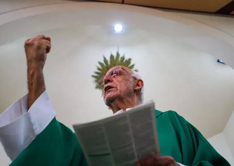 Padre Julio Lancellotti foi homenageado durante missa neste domingo (14). Religioso é alvo de um projeto de CPI da Câmara Municipal de SP.