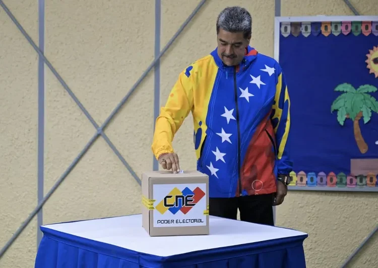 O presidente da Venezuela e candidato à reeleição, Nicolás Maduro, vota durante eleição presidencial em Caracas, na manhã deste domingo (28)