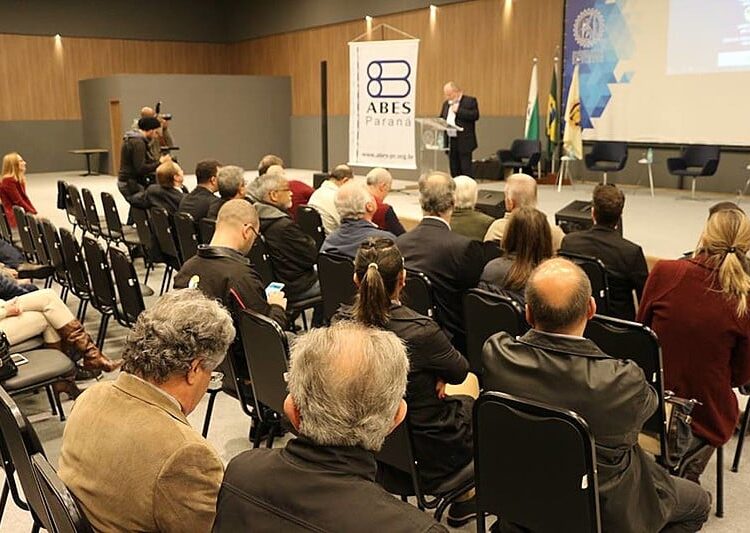 Em Curitiba, a ação ocorreu no auditório do Instituto de Engenharia do Paraná (IEP) e reuniu dezenas de entidades do estado.