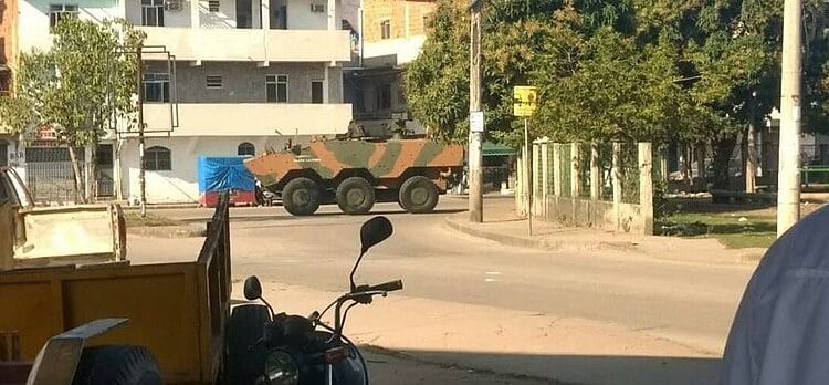 Foto tirada por morador mostra tanque do Exército durante operação na Maré nesta quarta-feira (20)
